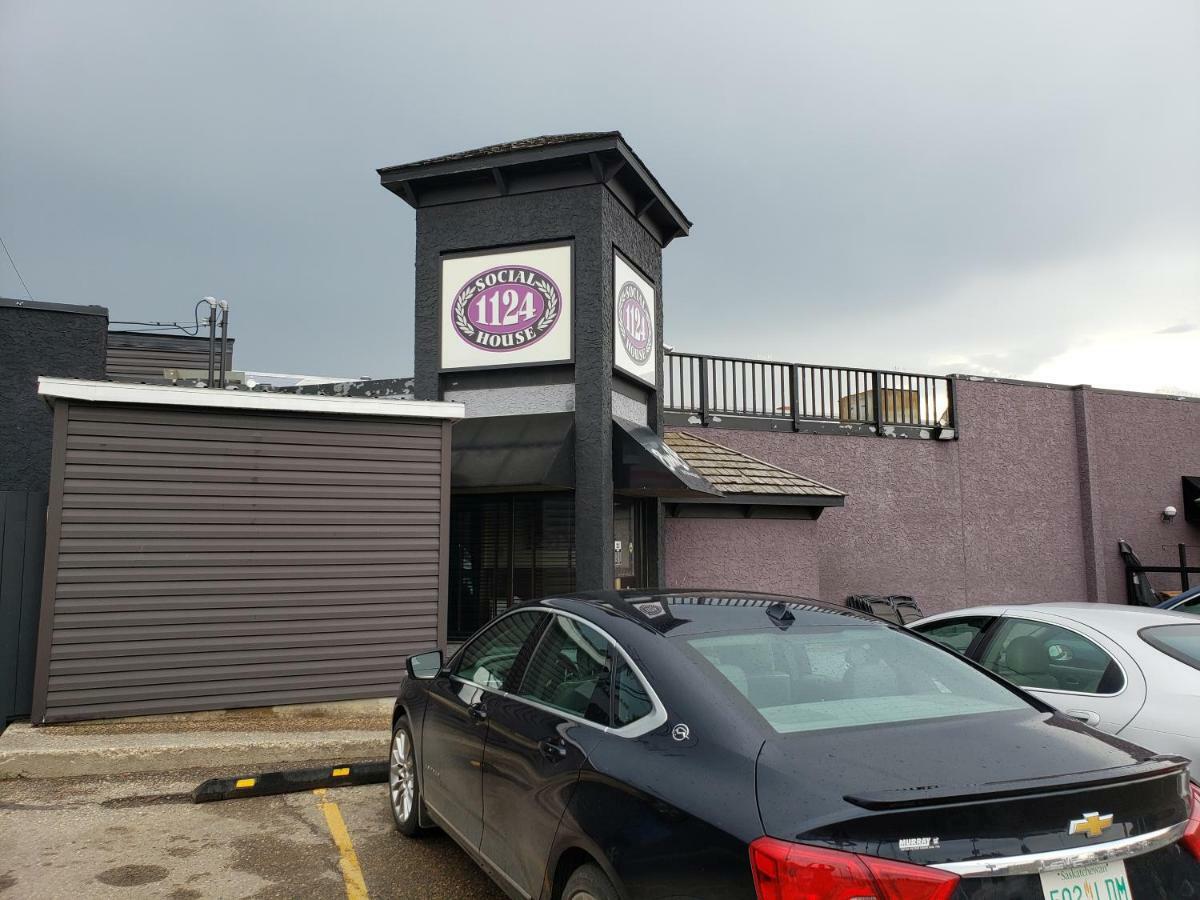 Tower Inn Estevan Exterior foto